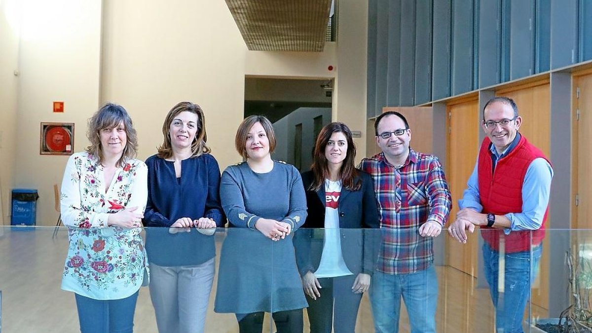 Mª Dolores Alonso-Cortés, Concepción Vega, Raquel Couso, Ruth Vázquez, Ángel García y Raúl Martínez en las instalaciones de la Universidad de León.-E.M.