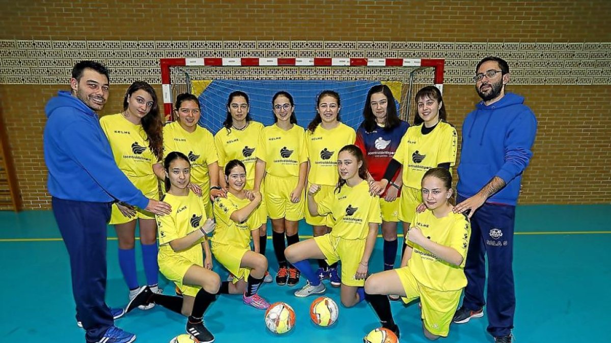 Las jugadoras del Club Sala 5 posan junto a los técnicos David Acuña y Álvaro Carrascal en las instalaciones del colegio La Milagrosa y Santa Florentina.-J.M. LOSTAU