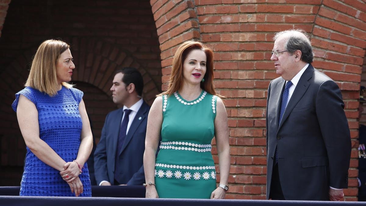 El presidente de la Junta, Juan Vicente Herrera; la presidenta de las Cortes, Silvia Clemente y la delegada del Gobierno, Virginia Barcones, asisten a la entrega de despachos de sargento a los componentes de la XXVI Promoción de la Academia Básica del Air-Carlos S. Campillo / ICAL