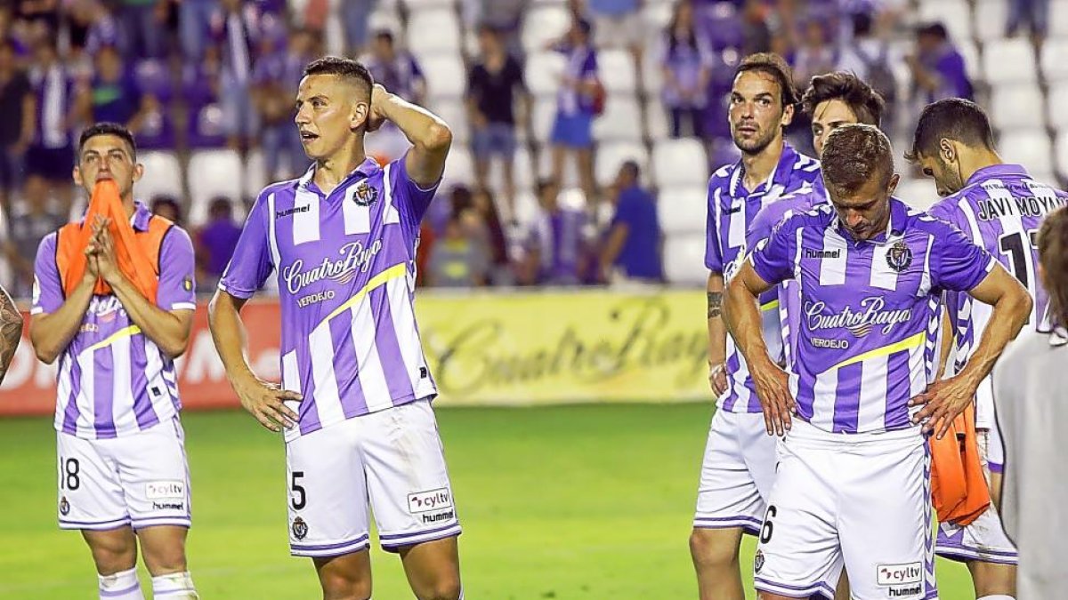 Varios jugadores del Valladolid tras finalizar el partido contra el Cádiz que cerró la temporada regular.-J.M. LOSTAU