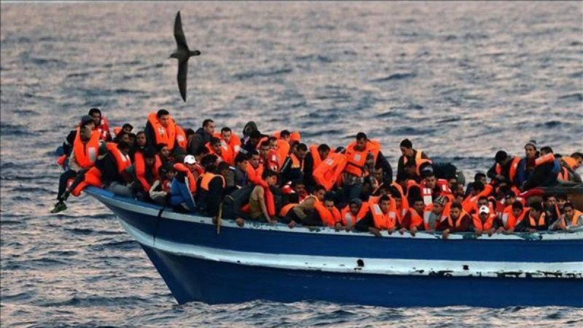 Rescate en el mediterráneo de refugiados por parte de la oenegé española proactiva Open Arms el pasado miércoles.-REUTERS / YANNIS BEHRAKIS