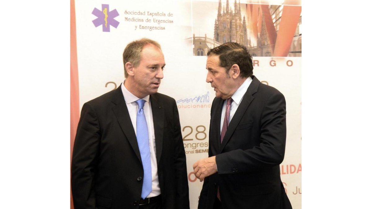 El consejero de Sanidad, Antonio María Sáez, charla con el doctor José Ramón Casal (presidente del Congreso)-ICAL