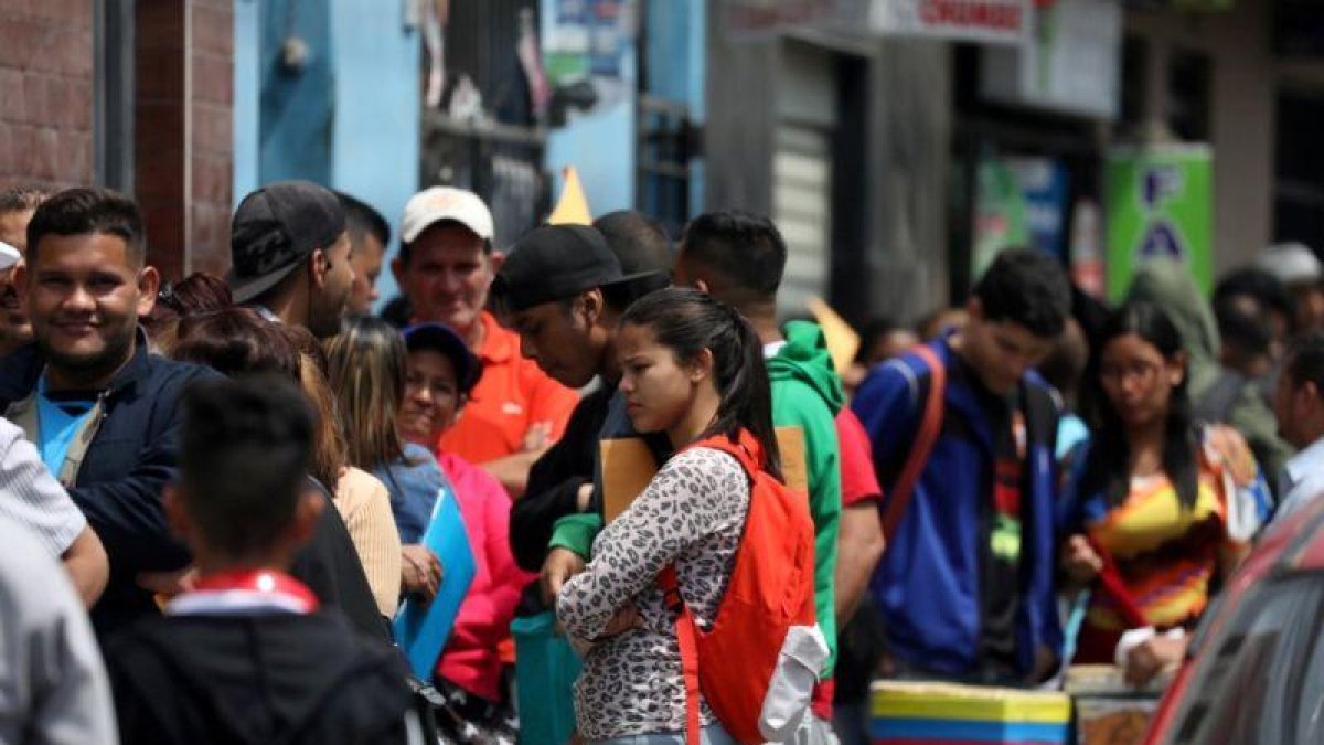 Inmigrantes venezolanos buscan tramitar sus permisos de residencia en Perú.-REUTERS