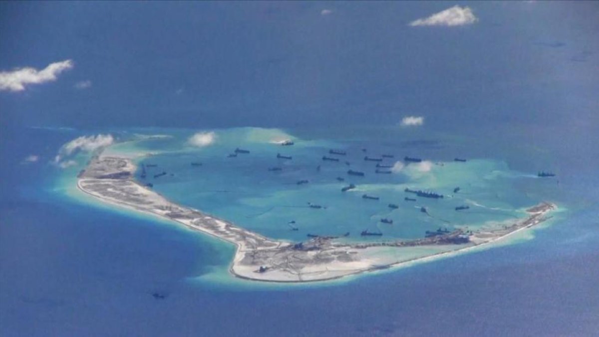 Una de las islas artificiales construidas por china en el mar del Sur.-REUTERS