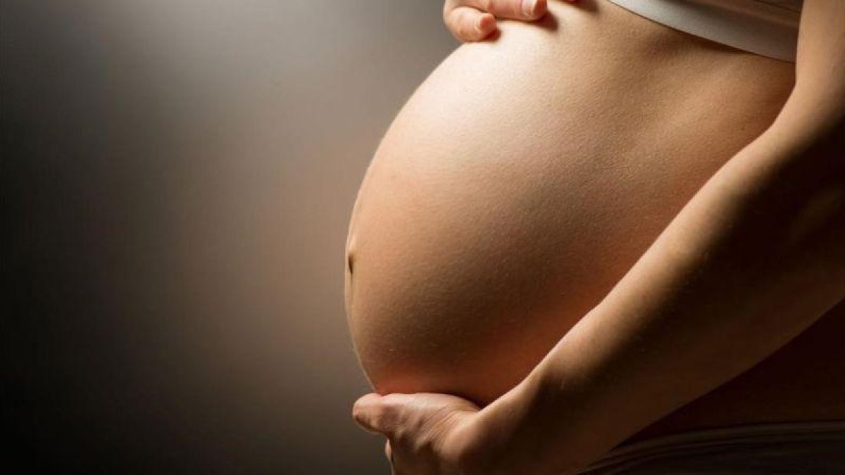 Una mujer, en la recta final de su embarazo.-EL PERIÓDICO