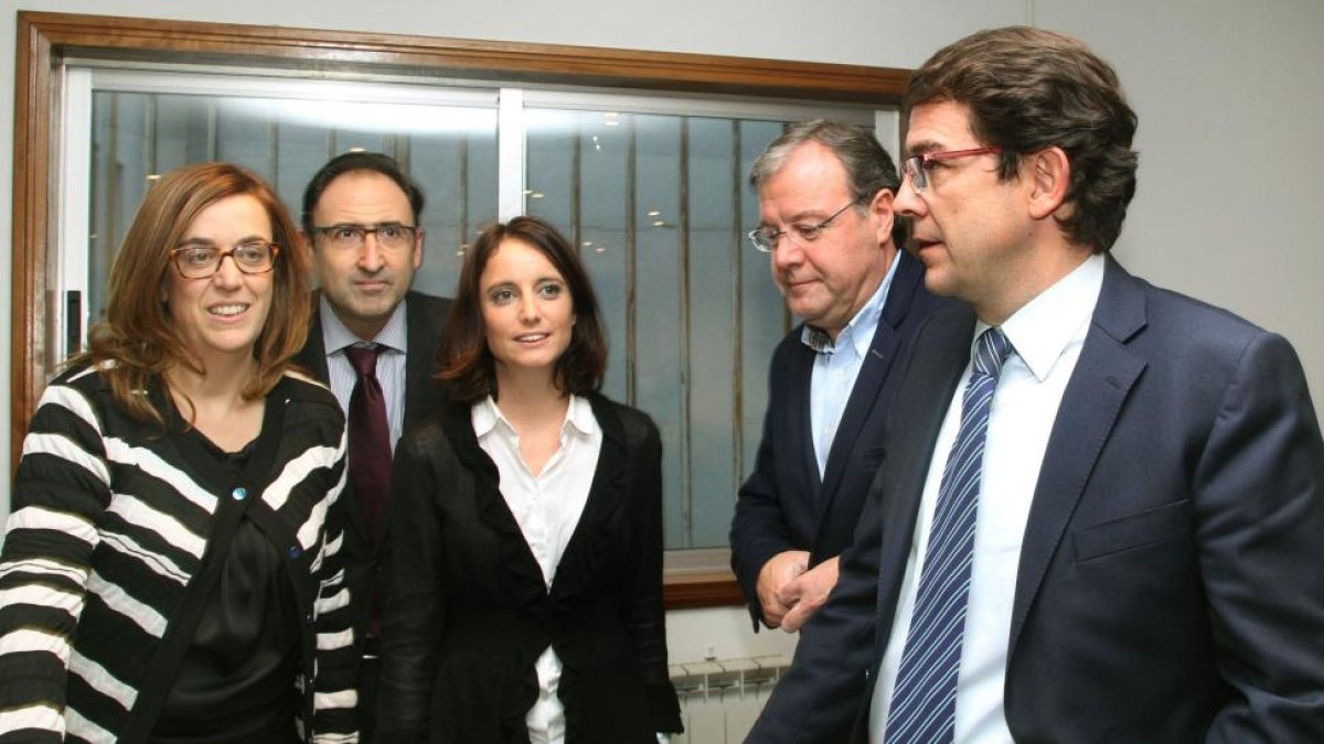 La vicesecretaria general de Estudios y Programas del PP, Andrea Levy (C); junto a la secretaria provincial del partido, Ángeles Armisén (I); al alcalde de Palencia, Alfonso Polanco (2I); al acalde de León, Antonio Silván; y al secretario autonómico del P-Ical