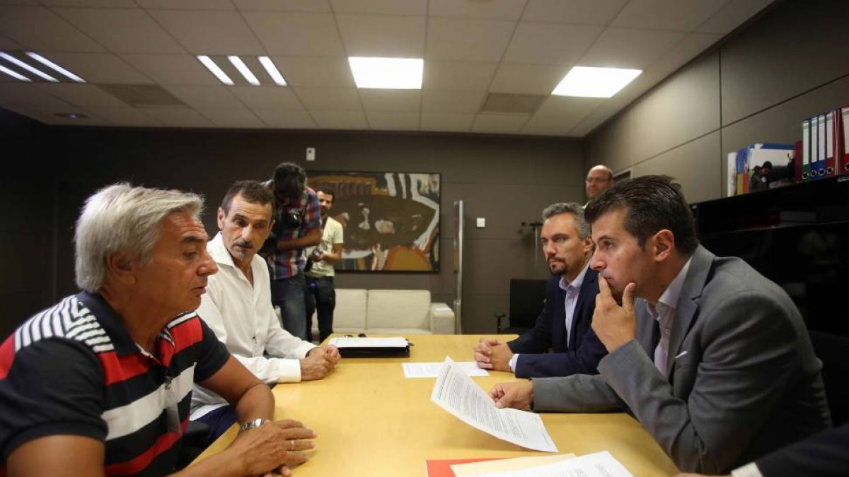 El portavoz del Grupo Parlamentario Socialista, Luis Tudanca, se reúne con afectados de la hepatitis C-Ical
