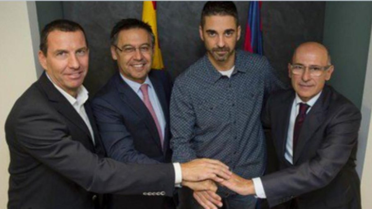 Navarro posa tras la firma de su renovación con los responsables del Barça-EL PERIODICO (FCBARCELONA)