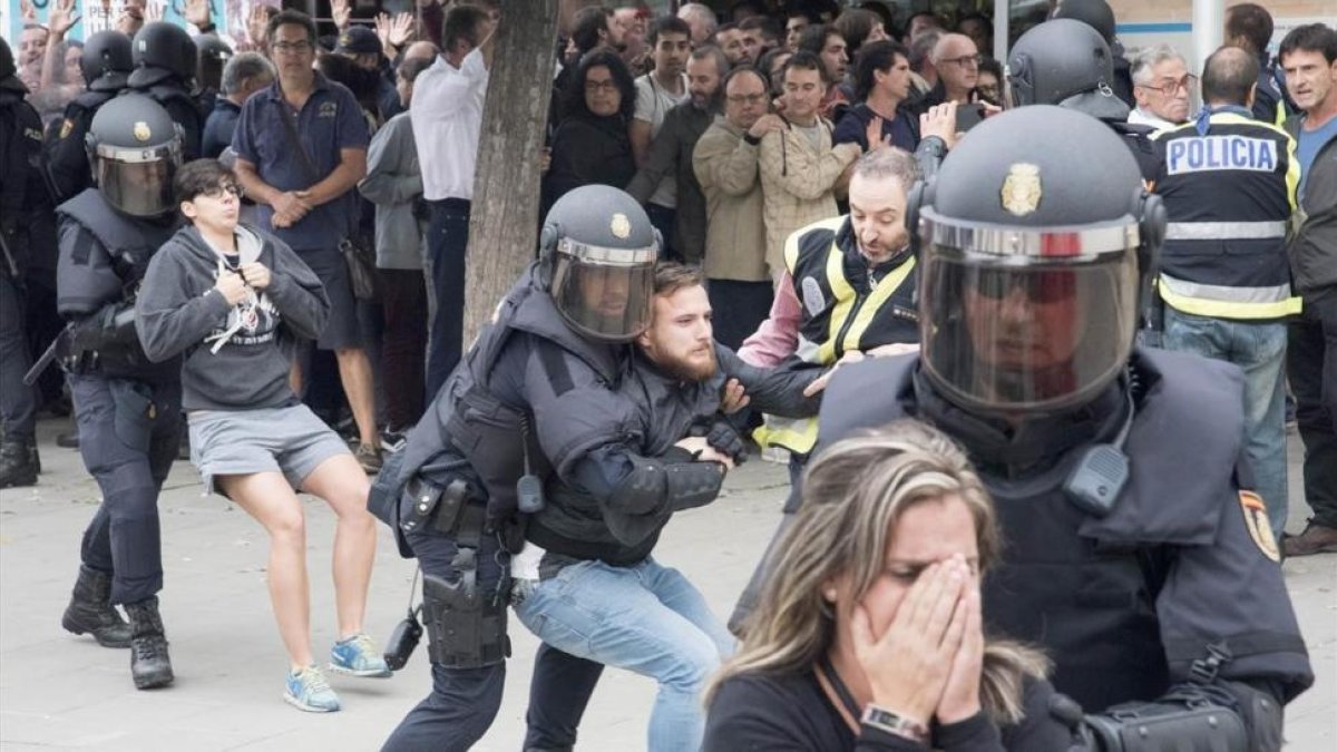 La policía interviene en el barrio de Cappont de Lleida.-RAMON GABRIEL