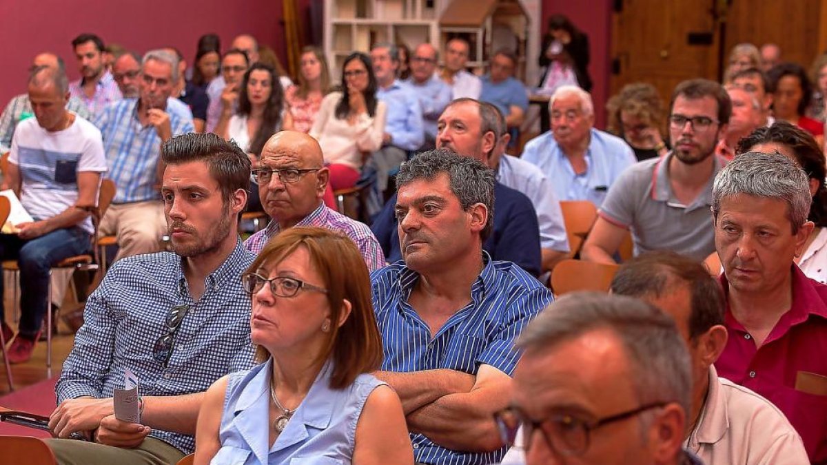 Centenares de alcaldes de la provincia acuden a una reunión informativa organizada por la Diputación.-E. M.