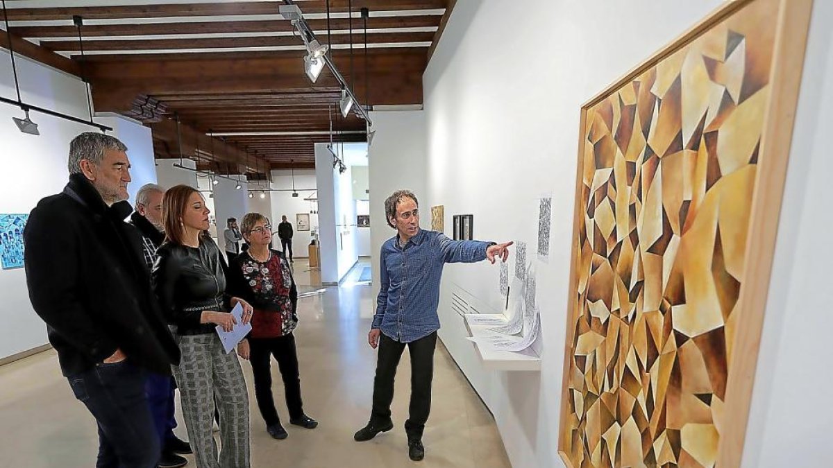 Sendino, a la derecha, comenta ‘Poligonía’, una de las obras de su serie abstracta.-ICAL