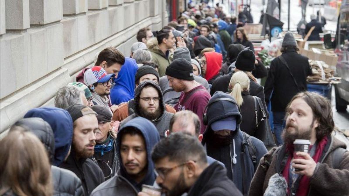 Ciudadanos de Montreal hacen cola para comprar cannabis.-AP / GRAHAM HUGHES