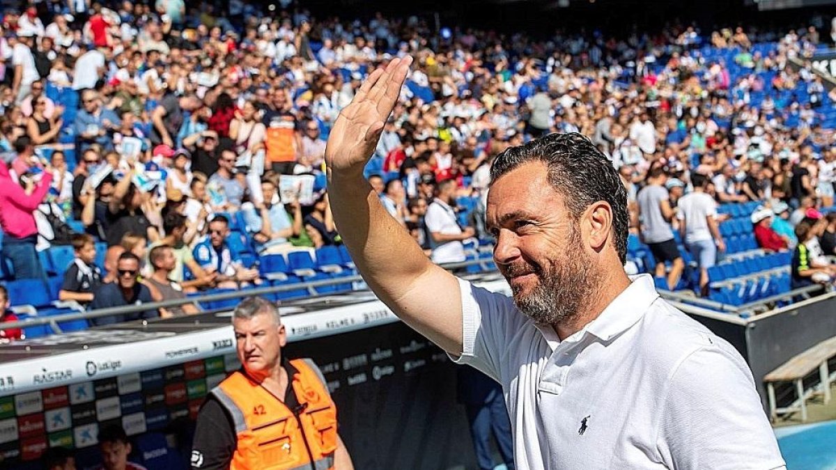 Sergio saluda sonriente al término del partido frente al Espanyol en el RCDE Stadium.-PHOTO-DEPORTE