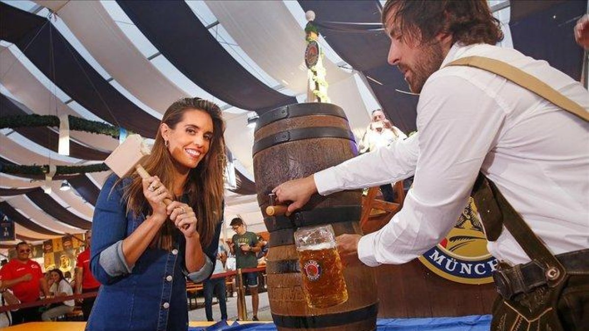 Ona Carbonell inaugura la octava edición de Oktoberfest Barcelona.-ÁLVARO MONGE