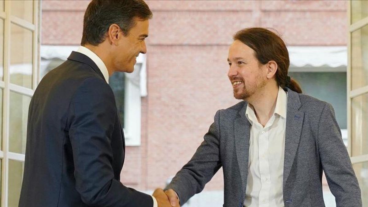 Pedro Sánchez y Pablo Iglesias, tras firmar el acuerdo para los Presupuestos el pasado mes de octubre.-JOSÉ LUIS ROCA