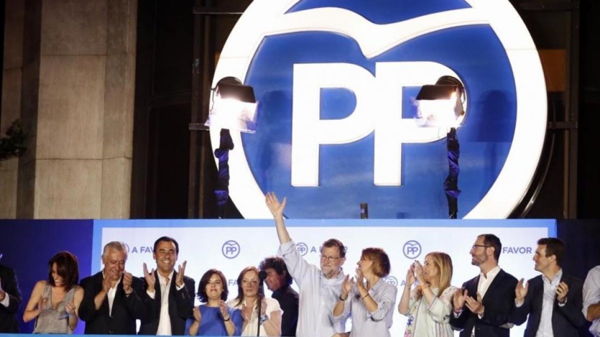 Rajoy, con parte de la cúpula del PP y la vicepresidenta Sáenz de Santamaría, en el balcón de Génova la noche electoral del 26-J.-JUAN MANUEL PRATS