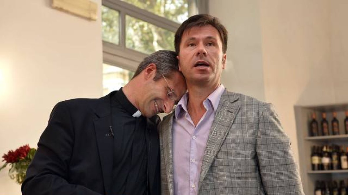 El padre Krysztof Olaf Charamsa y su pareja Eduard, este sábado.-AFP / TIZIANA FABI