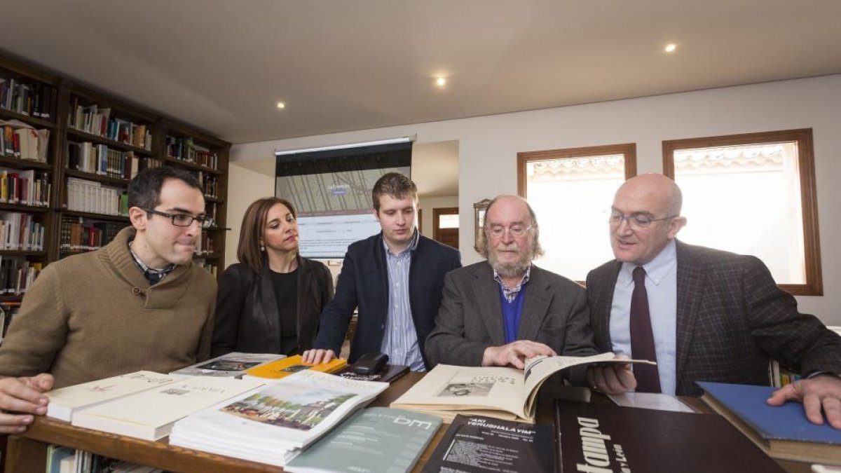 Carnero, junto al etnógrafo Joaquín Díaz, presenta el proyecto de digitalización.-E. M.