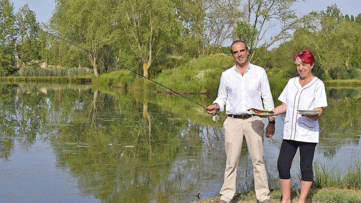 Ángel y Rita, junto a una de las lagunas del complejo Recrea, donde está integrado su bar-restaurante.-ARGICOMUNICACIÓN