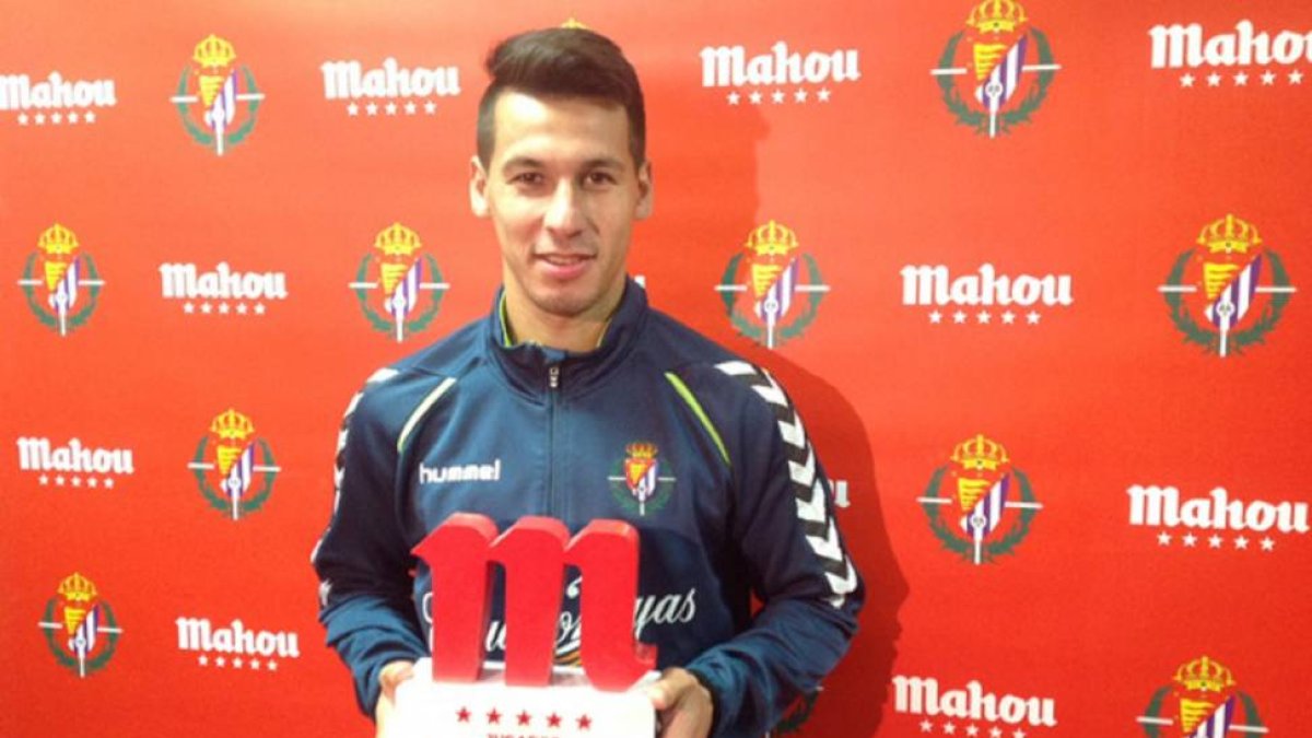Hernán recoge su premio al mejor jugador de marzo-El Mundo