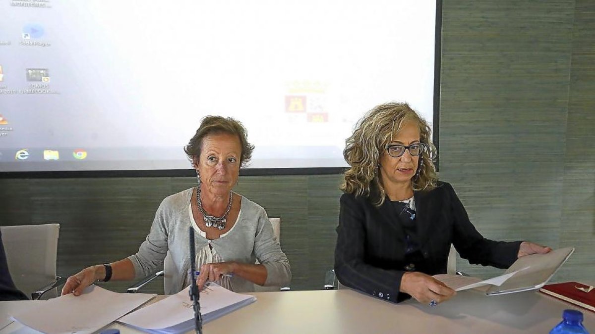 Pilar Martín Nájera junto a la fiscal superior, Lourdes Rodríguez Rey, en la inauguración del curso.-ICAL