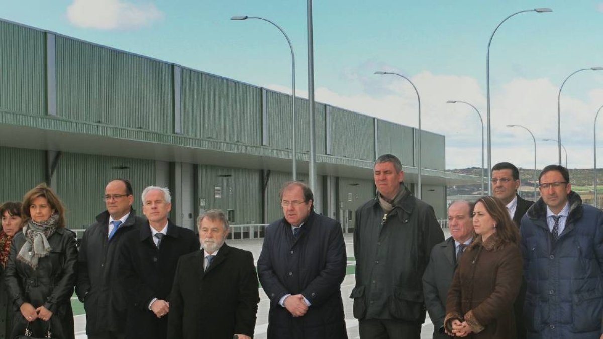 ,el presidente de la Junta, Juan Vicente Herrera acompañado del presidente de Renault España , José Vicente de los Mozos, del subdelegado del gobierno, Miguel Cárcel y de otras autoridades y empresarios hacen un minuto de silencio por la víctimas del acci-Ical