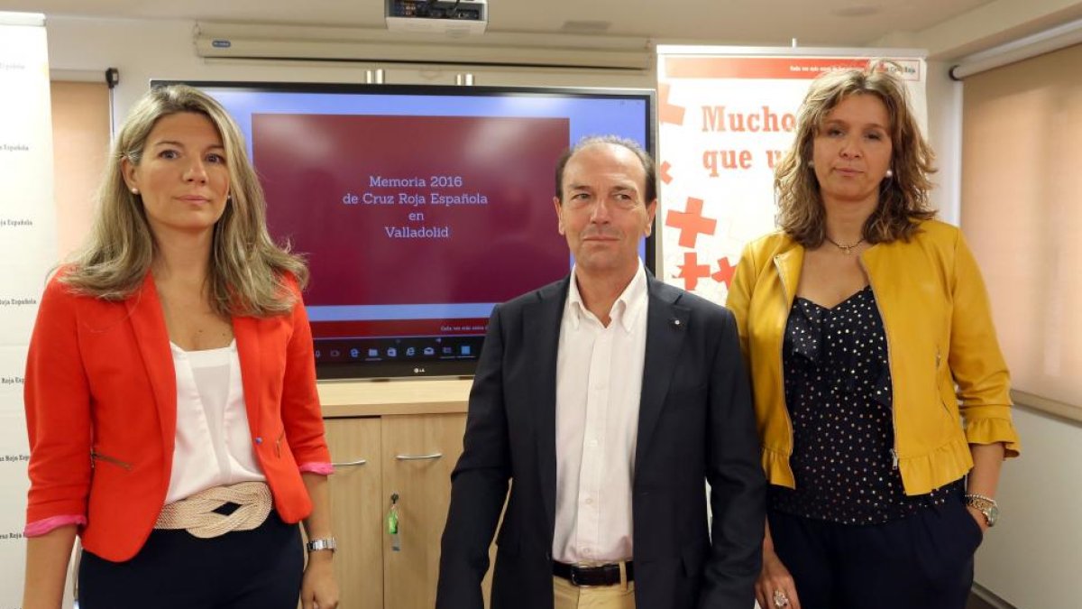 El presidente de Cruz Roja Española en Valladolid, Eduardo Sánchez, presenta su Memoria Anual 2016. Junto a él, la coordinadora provincial y la secretaria de Cruz Roja Valladolid, Laura Fraile (D) y María López (I), respectivamente-ICAL