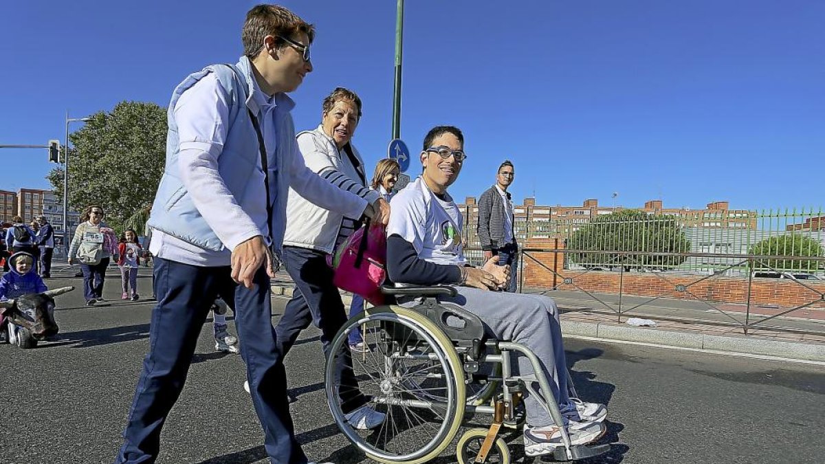 Una madre participa junto con su hijo que tiene daño cerebral adquirido en la III Legua Solidaria.-ICAL