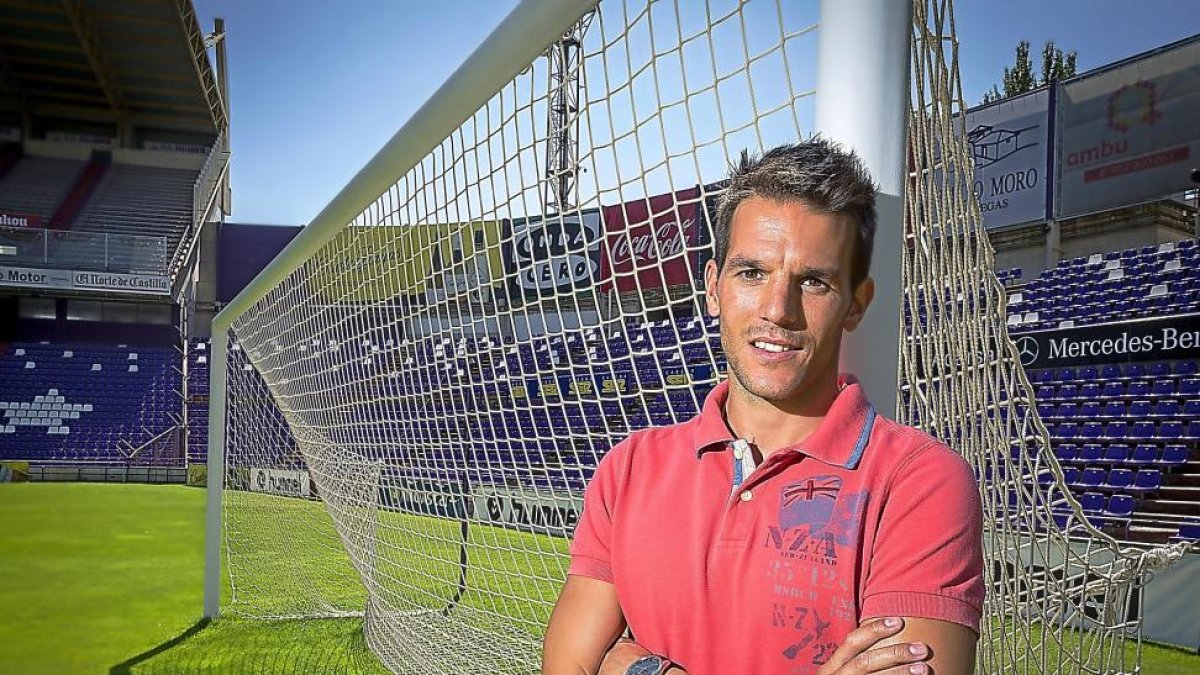 Pau Torres posa junto a una de las porterías del estadio Zorrilla, ayer, durante su presentación.-MIGUEL ÁNGEL SANTOS