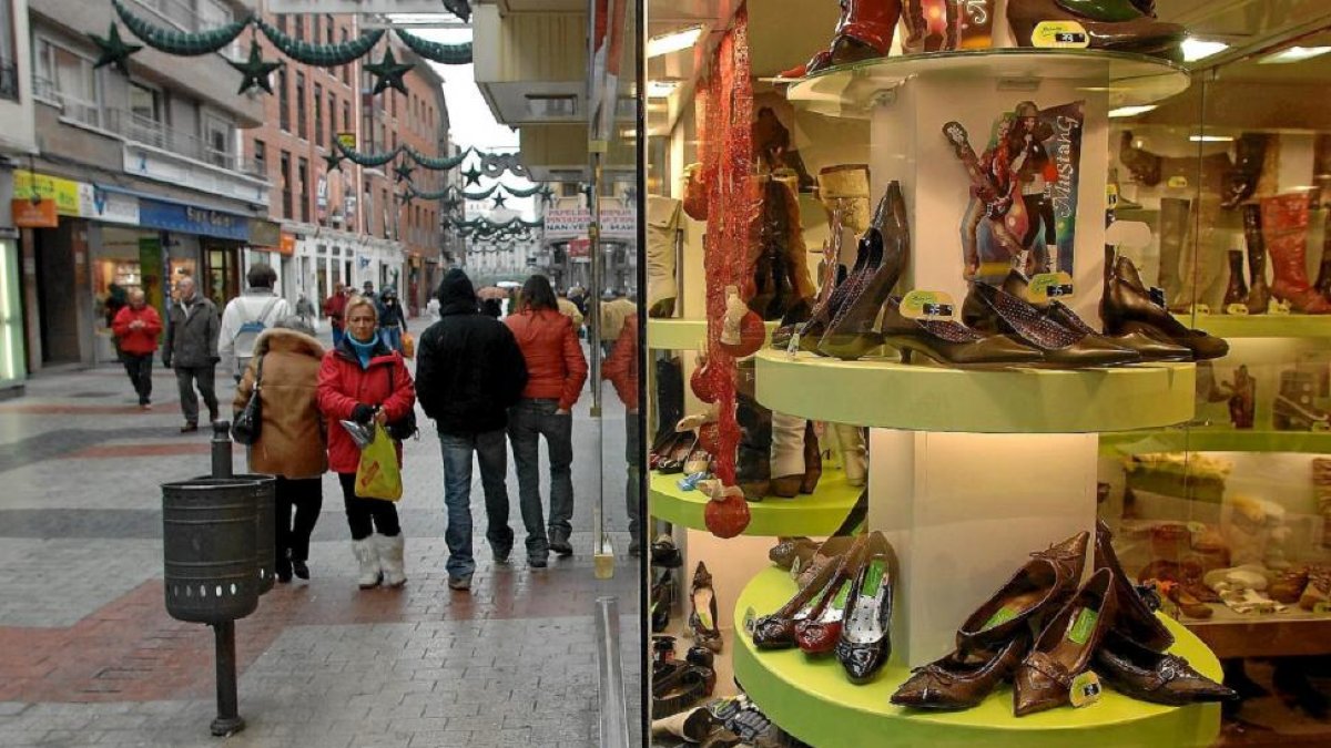 Calle Mantería, una de las zonas por excelencia del pequeño comercio de Valladolid.