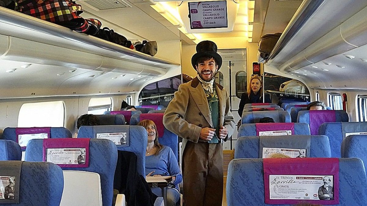 El actor Carlos James, caracterizado de José Zorrilla, dentro del vagón del Avant Madrid-Valladolid de ayer. EL MUNDO
