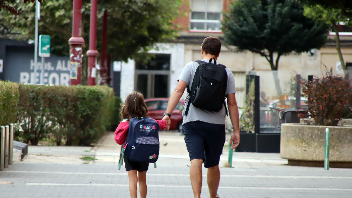 Un padre lleva a su hija al colegio en una imagen de archivo.-E. M.