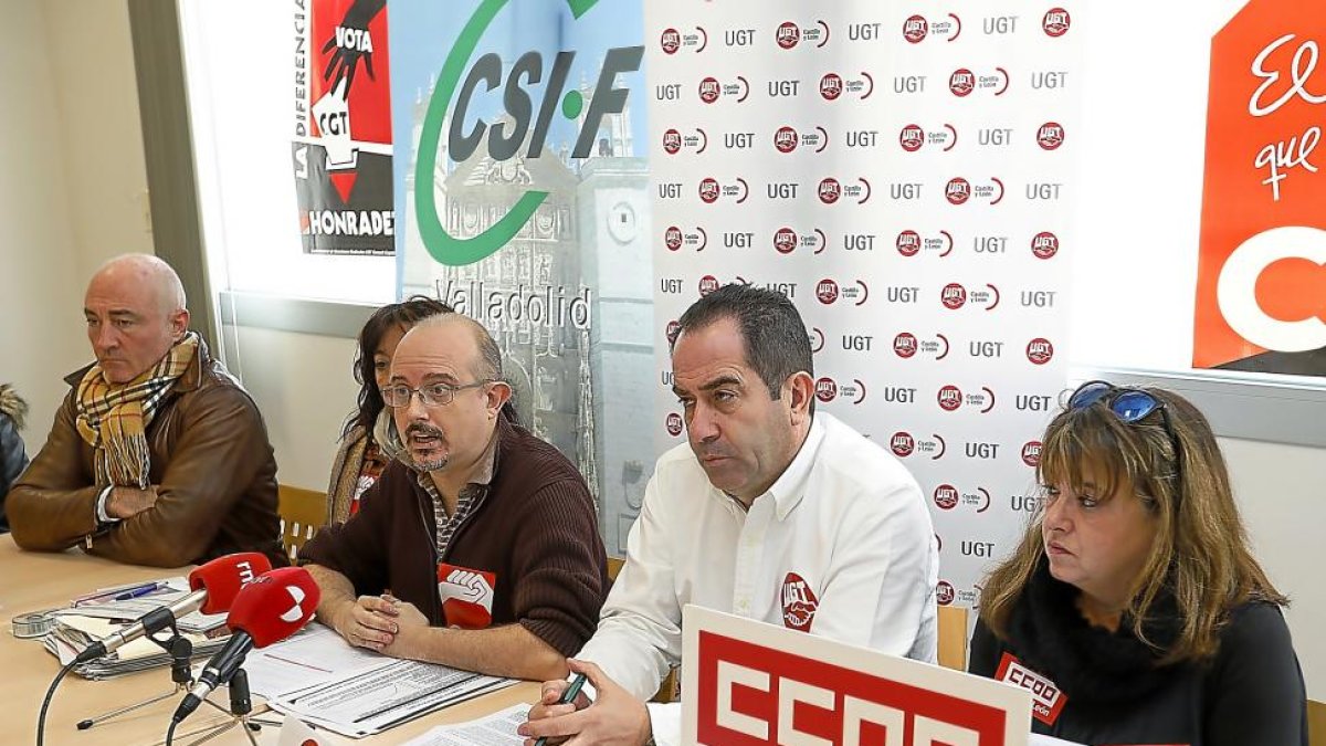 Enrique Hernández (CSIF), Ulises Pérez (CGT), Luis Rivera (UGT) y Marisa Salinas (CCOO).-J. M. LOSTAU