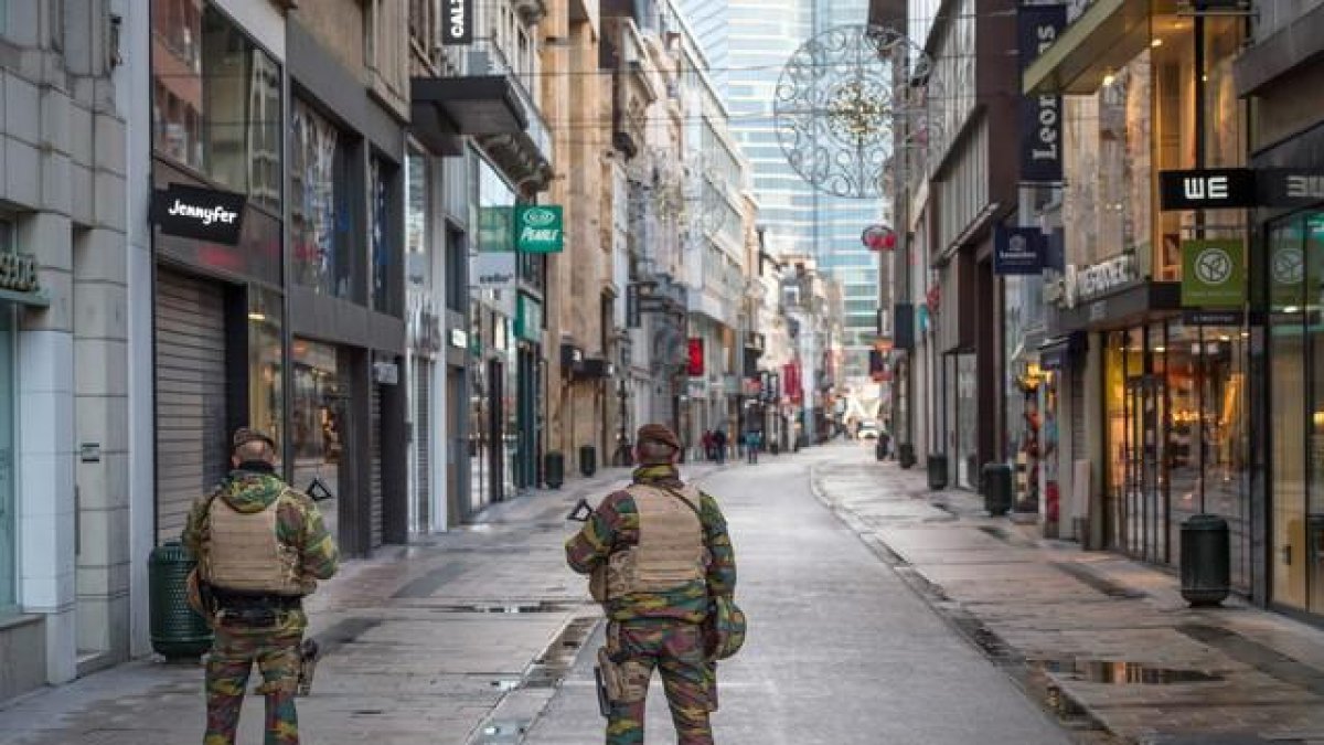 Soldados belgas patrullan por la desierta calle Neuve de Bruselas, una vía comercial de la capital de Bélgica habitualmente llena de ciudadanos.-EFE / STEPHANIE LECOCQ
