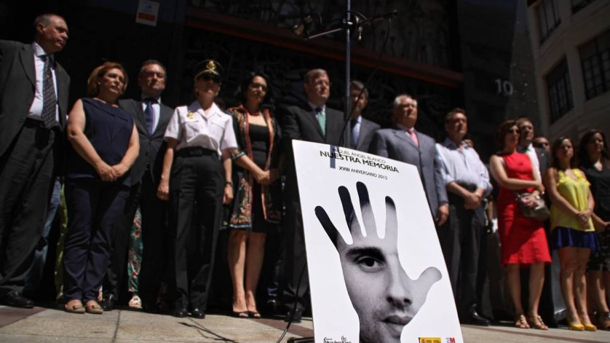 El alcalde de León, Antonio Silván, junto a la corporación municipal; el presidente de la Diputación, Juan Martínez Majo, la subdelegada del Gobierno, Teresa Mata y el delegado territorial de la Junta, Guillermo García asisten a la lectura del manifiesto -ICAL