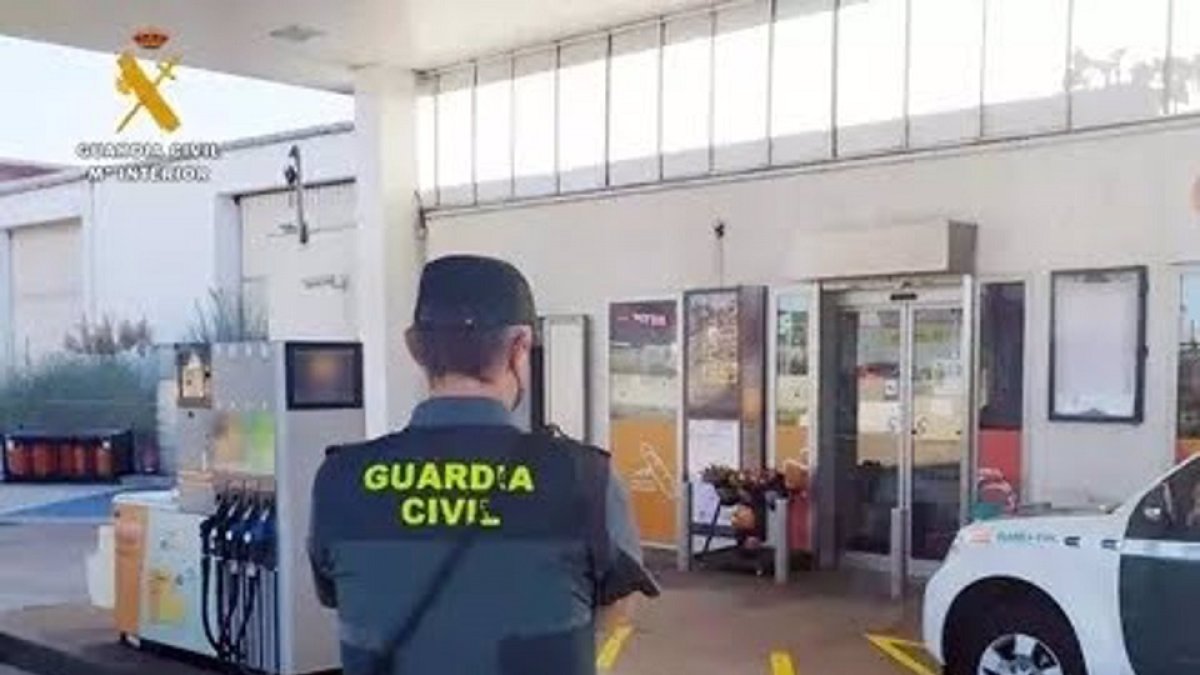 Un agente de la Benemérita investigando en la gasolinera objeto del robo. - GUARDIA CIVIL DE VALLADOLID.