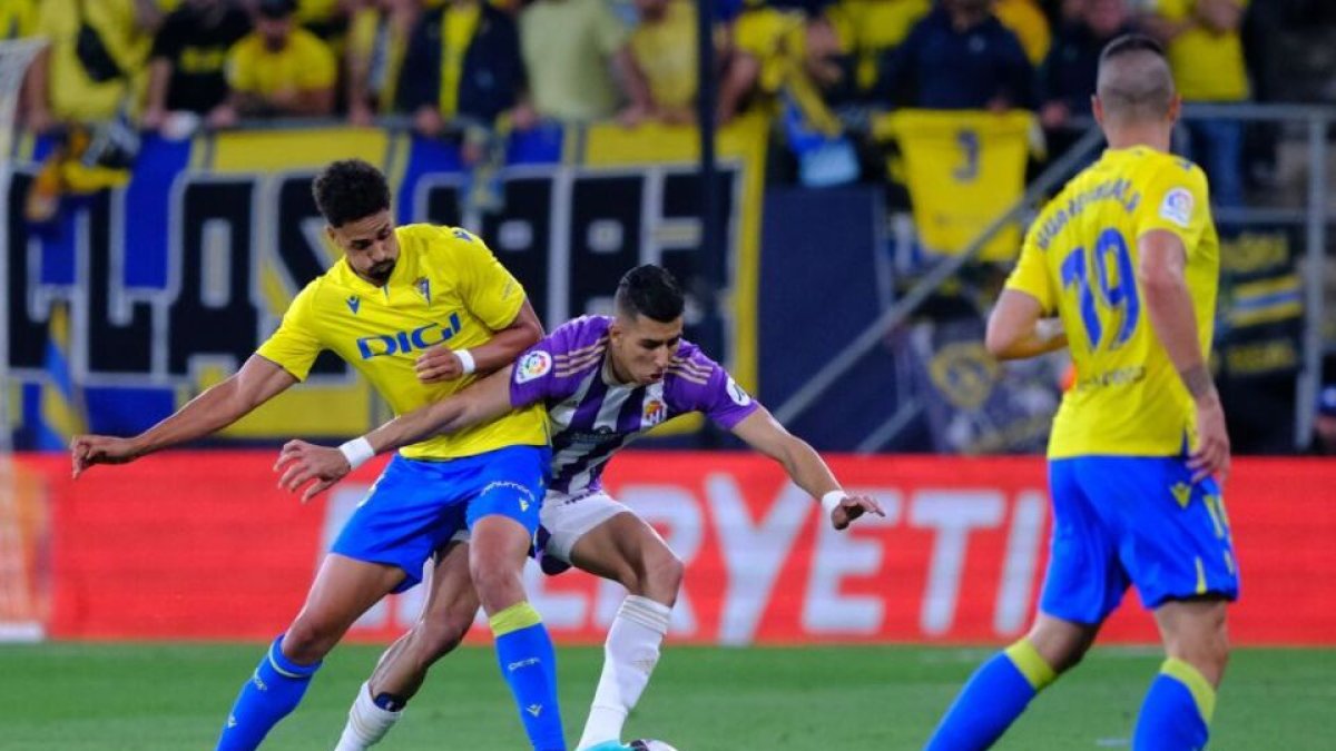 El Yamiq pelea por el esférico con Ramos. / LALIGA