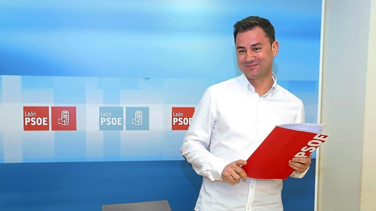 El secretario del PSOE de León, Javier Alfonso Cendón, valora la visita de Rajoy a León .-ICAL