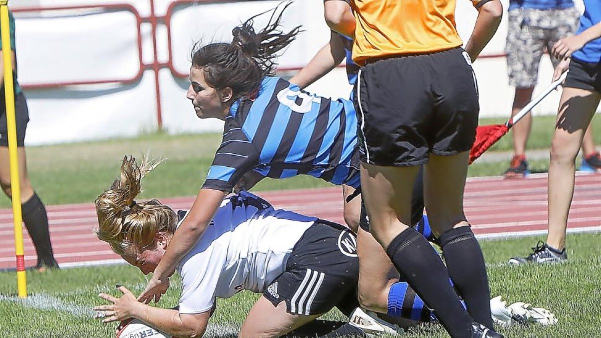 La jugadora ‘chamiza’ anota el único ensayo contra Industriales.-J.M.LOSTAU