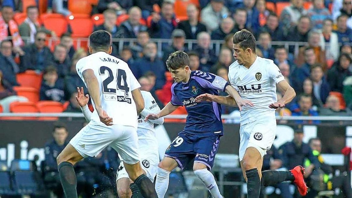 Una jugada que fue la tónica del encuentro: Toni intenta avanzar, rodeado por tres rivales.-PHOTO DEPORTE