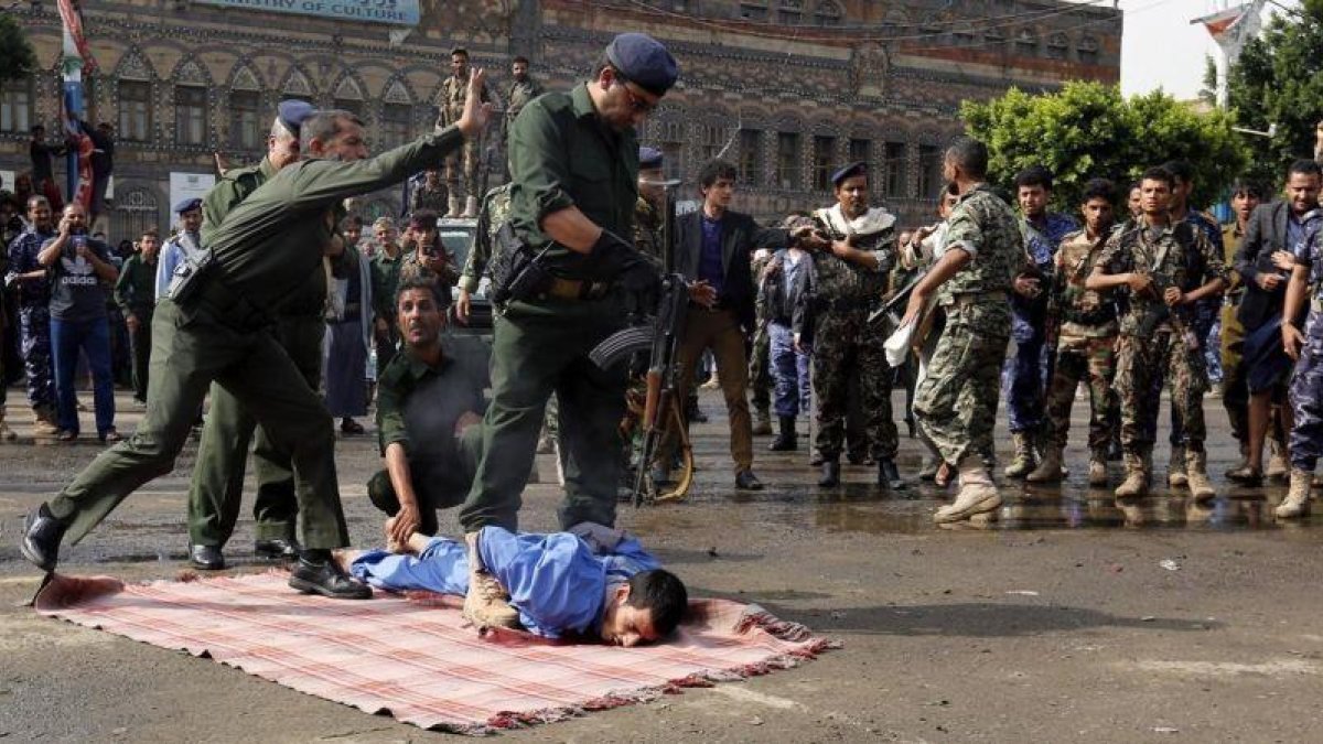 Un policía abre fuego contra Hussein al-Sakit, de 22 años, en una plaza de la capital de Yemen, el 14 de agosto.-EFE / YAHYA ARHAB