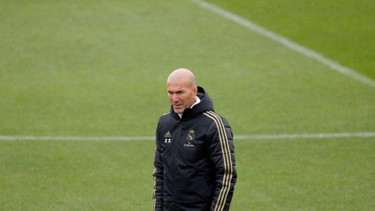 El técnico del Madrid Zinedine Zidane este lunes en el entrenamiento del equipo.-EFE