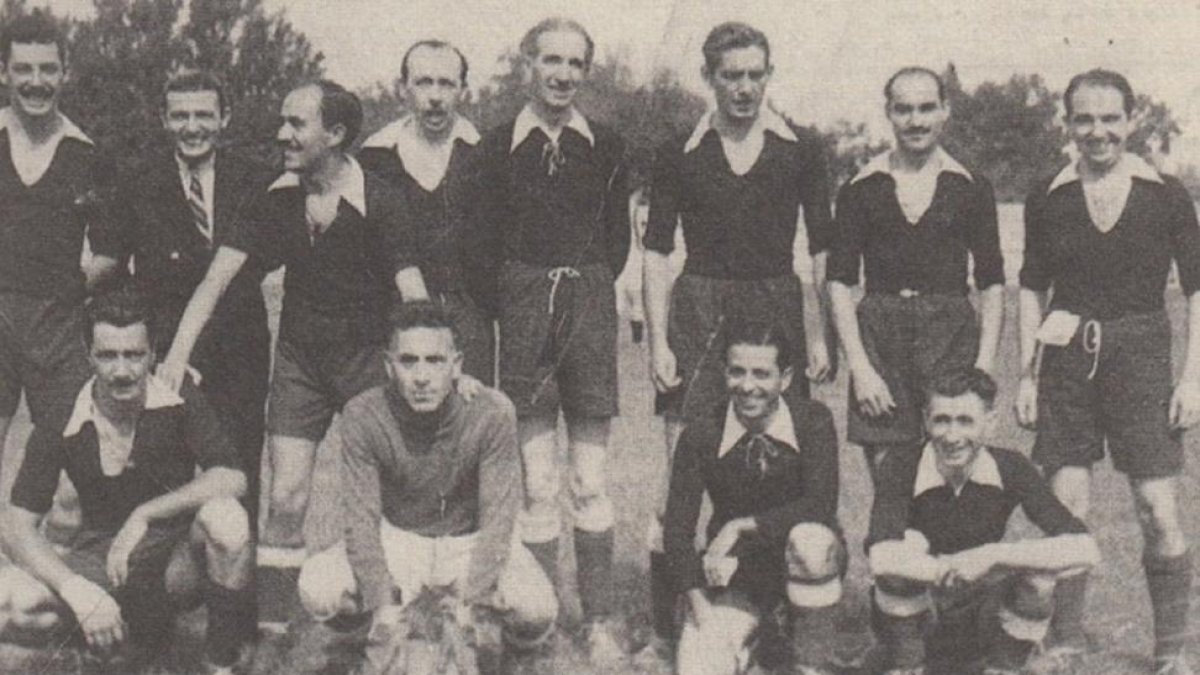 Arriba a la izquierda, Miguel Delibes (tercero p por la derecha, de pie)posa en un partido de fútbol entre periodistas y artistas de circo.-EL MUNDO