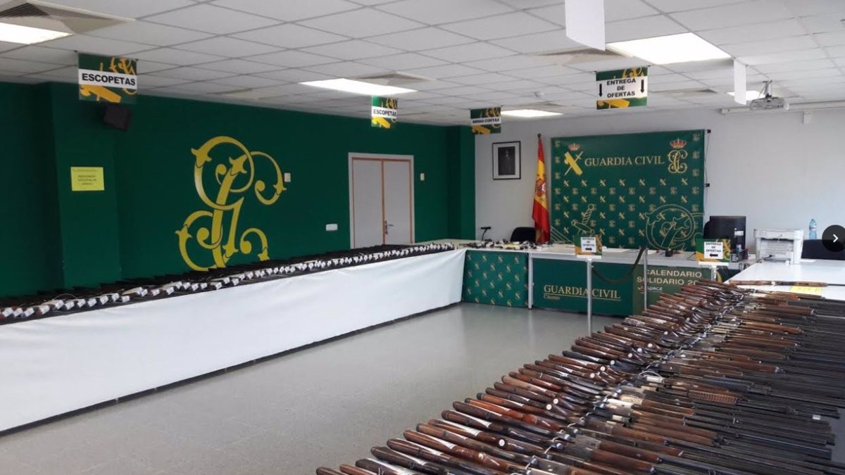 Foto de archivo de una subasta cualquiera de armas en una comandancia de la Guardia Civil. - EP