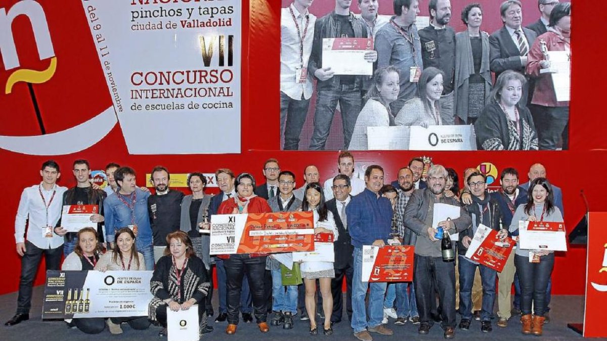 En la magen: los ganadores del VII Concurso Internacional deEscuelas de Cocina junto con los premiados del XI Certamen nacional de pinchos y tapas, autoridades y organizadores.-J.M. Lostau