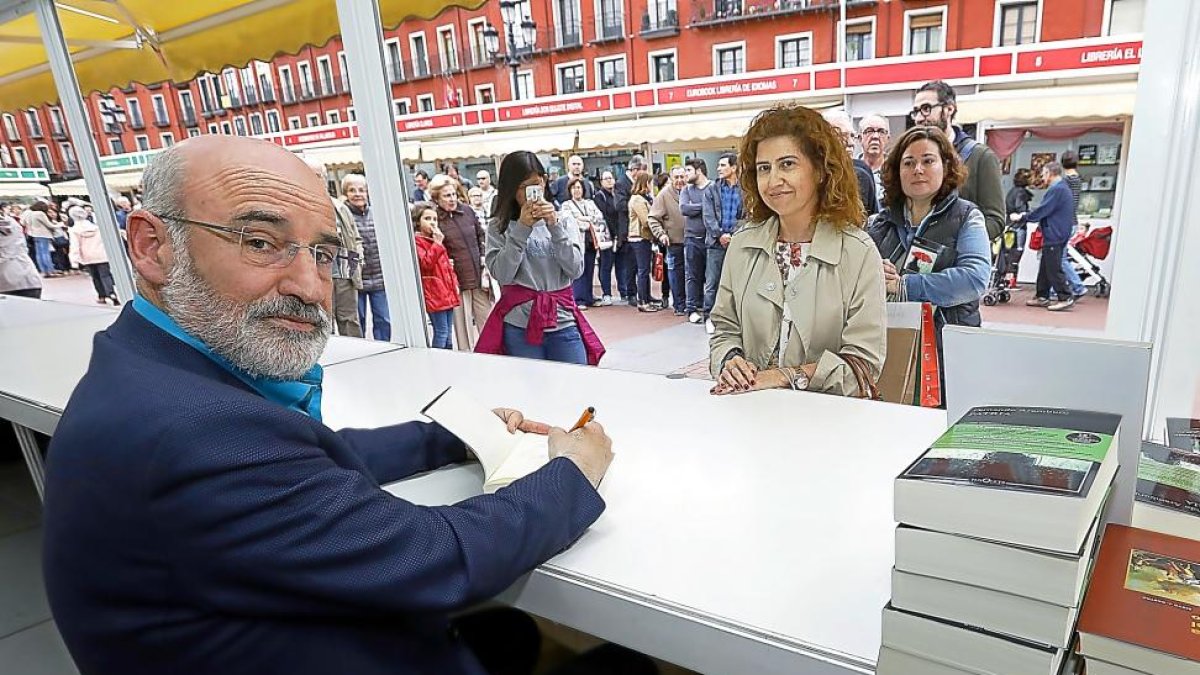 Los vallisoletanos hicieron cola ayer en la caseta de firmas de la Feria del Libro de Valladolid para obtener su ejemplar de Patria firmado por Fernando Aramburu-J.M. Lostau