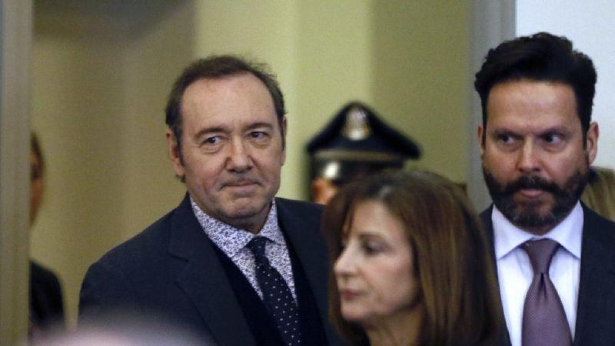 Spacey supuestamente acarició el muslo del joven y desabrochó sus pantalones.-THE INQUIRER AND MIRROR