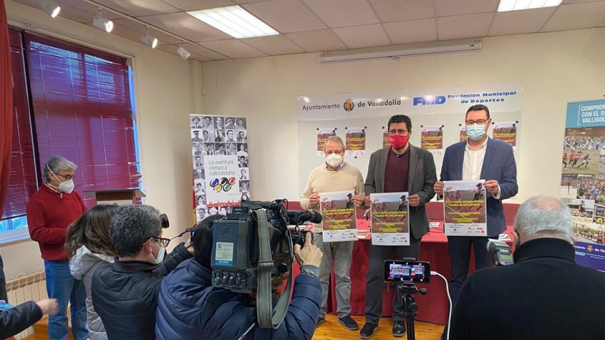 García Alaguero, Bustos y Javier González, en la presentación del Cross. / G.VELASCO