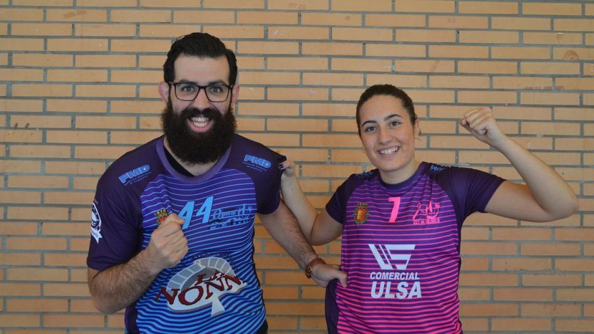 Diego Castaño y Alicia Hernández presumen de las nuevas camisetas contra el cáncer.-EL MUNDO