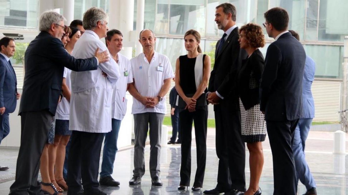 Los médicos del Hospital del Mar reciben a los Reyes en su visita a los heridos, el pasado día 19-EL PERIÓDICO